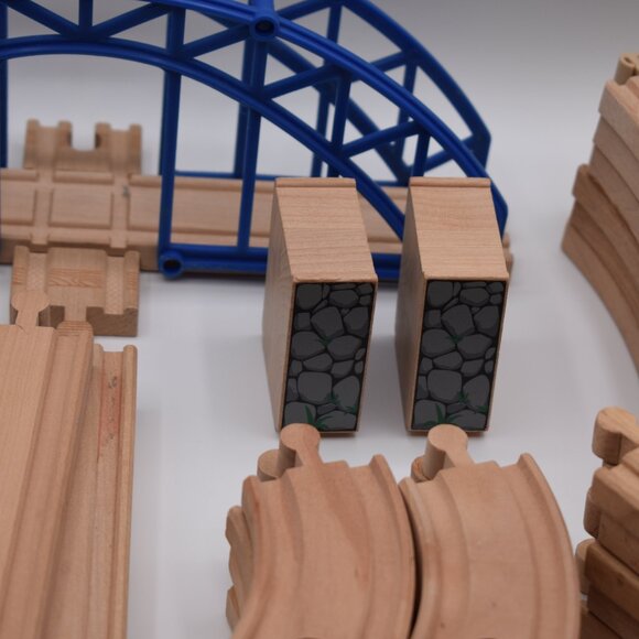 Lot of over 45 TRACK LOT Curves Ramps Straights Ascending Wooden Railway… - Picture 5 of 13
